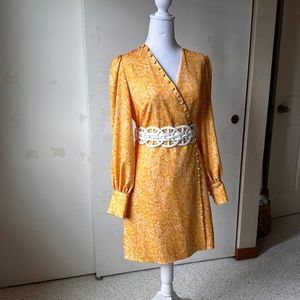 🍁🍂 Alexia Admor warm yellow paisley long-sleeve wrap dress